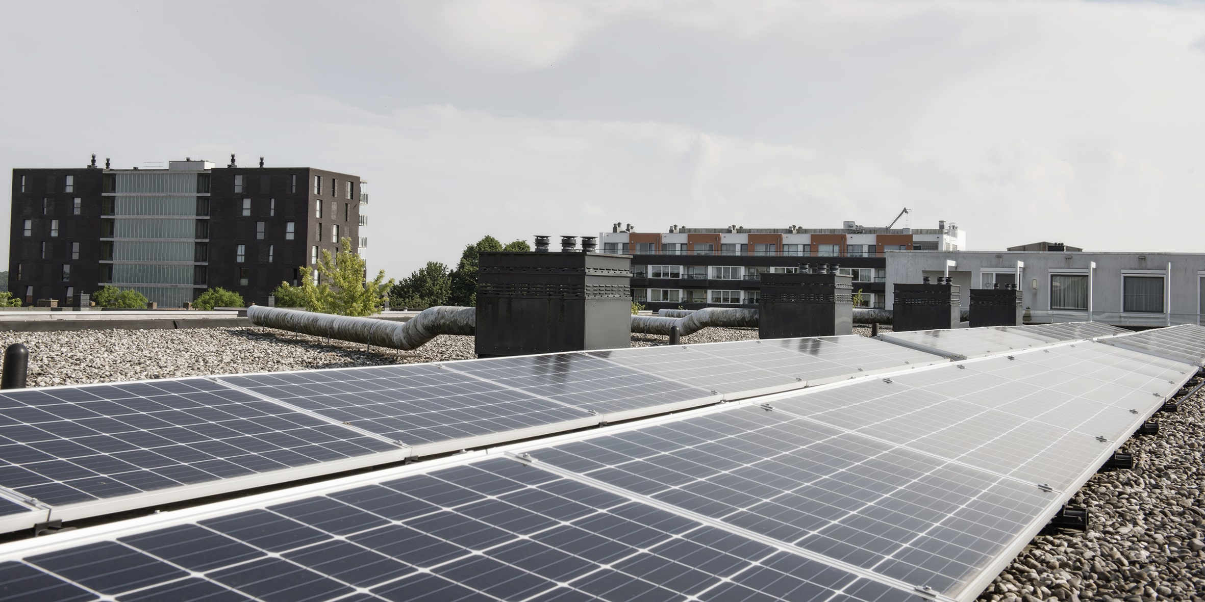Zonnepanelen op een dak